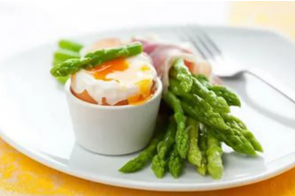 Яйцо пашот со спаржей